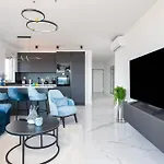 公寓 Luxury With Swimming Pool